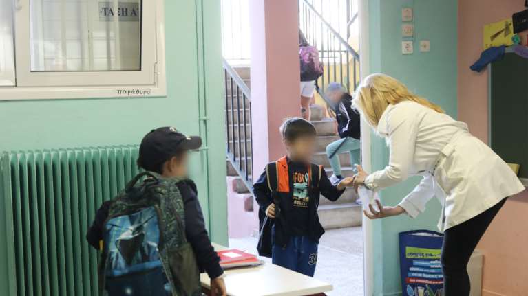 Νέα ψεκασμένη θεωρία: Σάλος για τις μάσκες που είναι ποτισμένες με... κουρκουμπίνη!