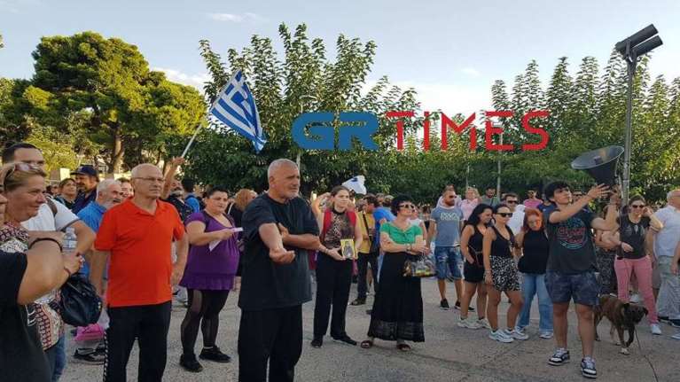 Θεσσαλονίκη: Συγκέντρωση με εικόνες και ελληνικές σημαίες κατά του υποχρεωτικού εμβολιασμού [εικόνες]