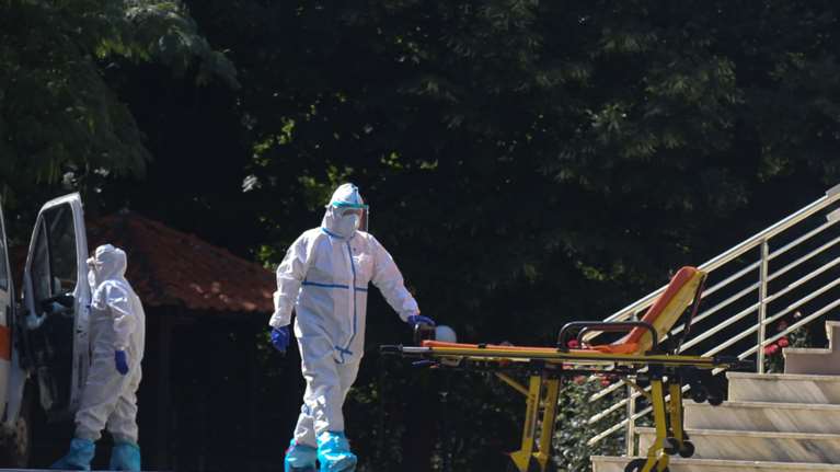 Κορονοϊός: Η συγκλονιστική ιστορία του 74χρονου που πάλευε στο νοσοκομείο επί 6 μήνες και βγήκε νικητής