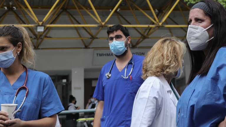 Σαρώνει ο κορονοϊός: 358 νέα κρούσματα σήμερα - 5 θάνατοι - 73 διασωληνωμένοι