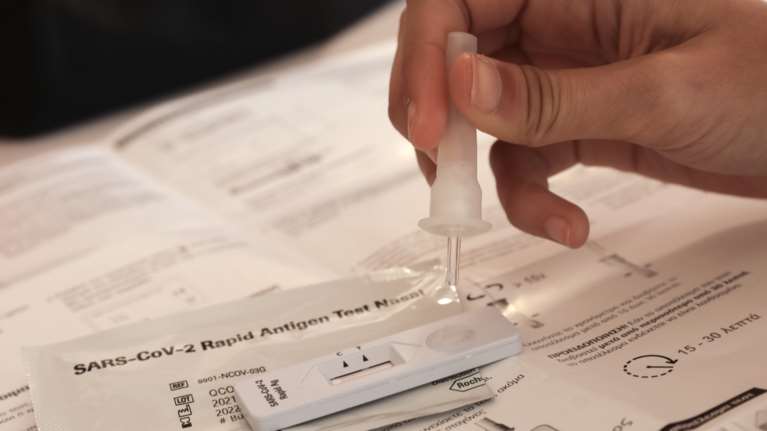 Self tests: Περίπου 200 μαθητές και εκπαιδευτικοί θετικοί στον κορονοϊό