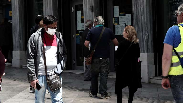 Συναλλαγές στις τράπεζες: Αλλάζουν όλα λόγω του κορονοϊού - Ποιες κόβονται από τα ταμεία