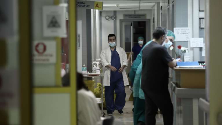 Κορονοϊός - Κραυγή αγωνίας από γιατρό στη Θεσσαλονίκη: Το σύστημα λυγίζει, έχει φτάσει στα όριά του