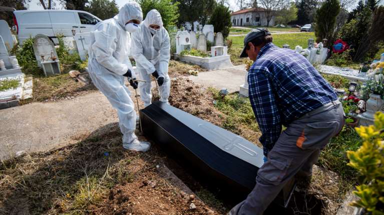Μεταδίδεται ο κορονοϊός και μετά θάνατον; - Ενας ιατροδικαστής εξηγεί