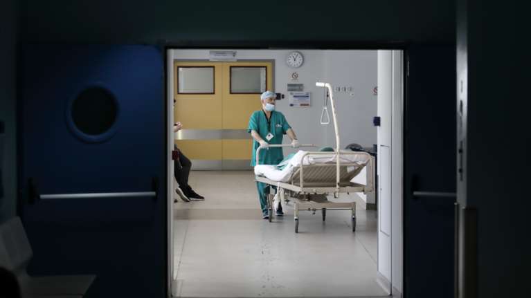 Κορονοϊός: Κατέληξε 49χρονη στο Ιπποκράτειο που δεν ήταν διασωληνωμένη - 796 συνολικά τα θύματα