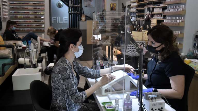 Πρεμιέρα σήμερα για τα κέντρα περιποίησης νυχιών: Το ωράριο και τα νέα μέτρα - Τι μήνυμα στέλνουμε