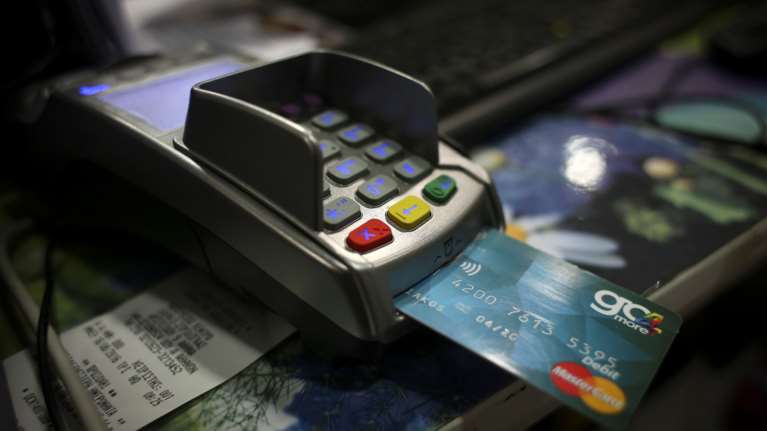 Πέφτει το όριο του 30% για τις ηλεκτρονικές αποδείξεις - Τα σενάρια που εξετάζονται