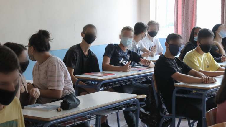 Έκτακτη σύσκεψη λοιμωξιολόγων: Στο τραπέζι η αλλαγή σχεδίων για σχολεία &amp; καταστήματα - Τρόμαξαν με τα κρούσματα στην Αθήνα