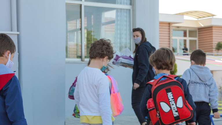 Σχολεία: Γιατί δεν αποκλείεται να κλείσουν ξανά - Τι φοβούνται οι λοιμωξιολόγοι με το άνοιγμα