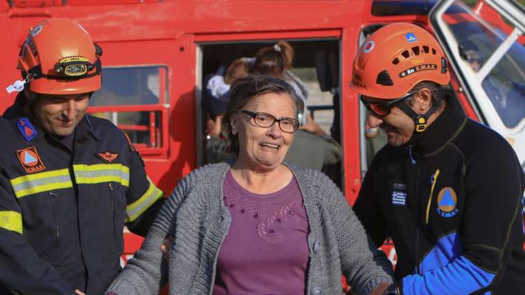 Καρέ - καρέ η δραματική διάσωση των πρώτων εγκλωβισμένων στην Οξυά με ελικόπτερο [εικόνες - βίντεο]