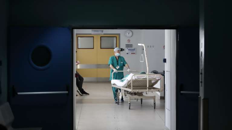 Καταγγελία: Δύο ασθενείς στο &quot;Λαϊκό&quot; πέθαναν περιμένοντας για ΜΕΘ