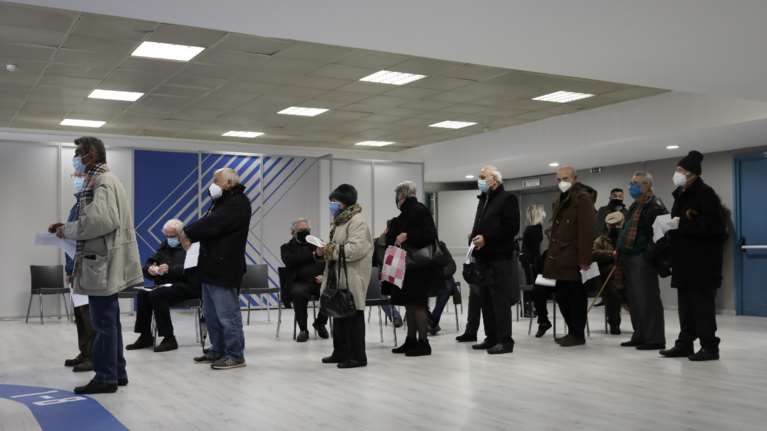 Εμβολιαστικά κέντρα: Μόνο την Κυριακή του Πάσχα θα είναι κλειστά - Στο φουλ οι μηχανές των εμβολιασμών