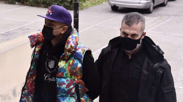 Τράπερ Light: Από τις &quot;μαγκιές&quot; με τα όπλα, στον εισαγγελέα με χειροπέδες - Kατηγορούμενος και για τον εκβιασμό του Lamanif