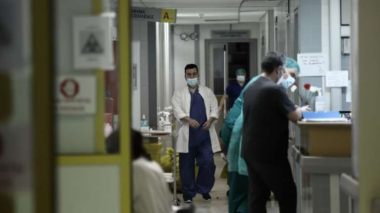 Κορονοϊός: Μεγαλώνει η μακάβρια λίστα - Τρεις νεκροί στη χώρα μέσα σε λίγες ώρες