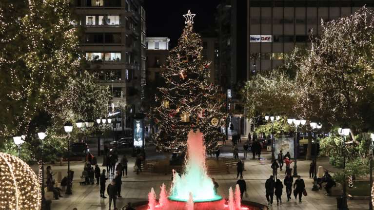 Η Αθήνα &quot;φόρεσε&quot; τα γιορτινά της - Φωταγωγήθηκε το χριστουγεννιάτικο δέντρο στο Σύνταγμα [εικόνες]