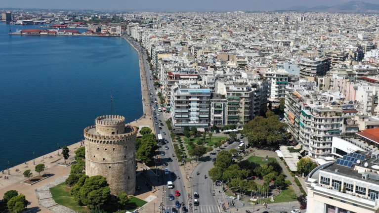 Αρνητές του μίνι lockdown στη Θεσσαλονίκη: Μεταφέρουν το γλέντι και το ιικό φορτίο στις Σέρρες - Φόβοι για επανάληψη του 2020