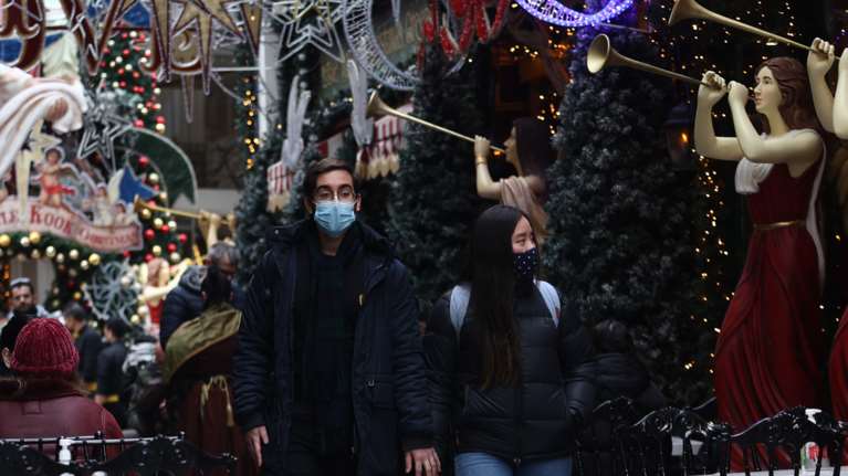 Μετάλλαξη Ομικρον: Ερχονται νέα μέτρα μετά τις γιορτές με τηλεργασία, ωράριο εστίασης και υποχρεωτικό εμβολιασμό στους 50+