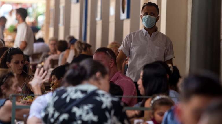 Σε εφαρμογή από σήμερα το &quot;lockdown&quot; για τους ανεμβολίαστους: Τι ισχύει για εργαζόμενους, μεταφορές, εστίαση, γυμναστήρια