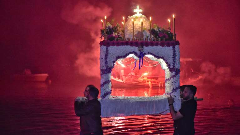 Πάσχα στην Πελοπόννησο: Από τον επιτάφιο μες στη θάλασσα στο Τολό ως τα &quot;ξαμόνια&quot; της Καλαμάτας