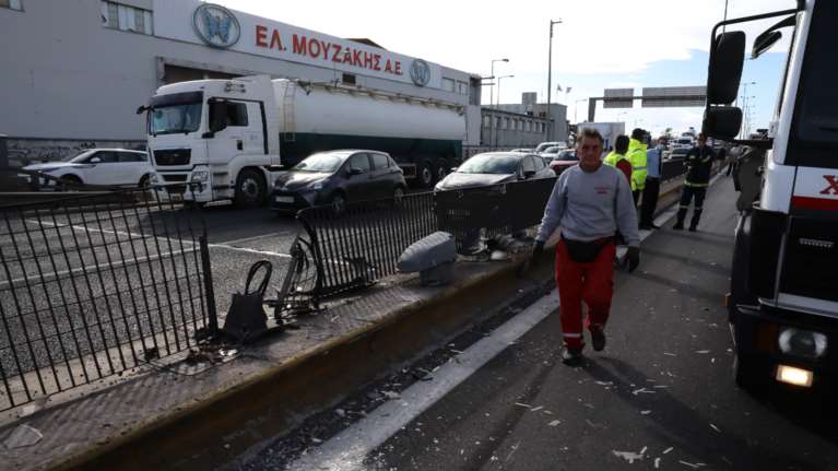 Χάος από το μποτιλιάρισμα στους δρόμους της Αθήνας λόγω βροχής και τροχαίων - Live η κίνηση