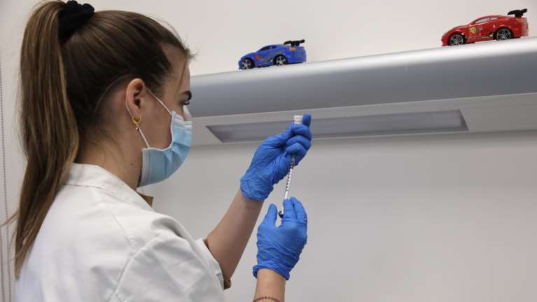 Pfizer -  Moderna: Τι έδειξε έρευνα για την αποτελεσματικότητα τέταρτης δόσης mRNA εμβολίου έναντι της Όμικρον