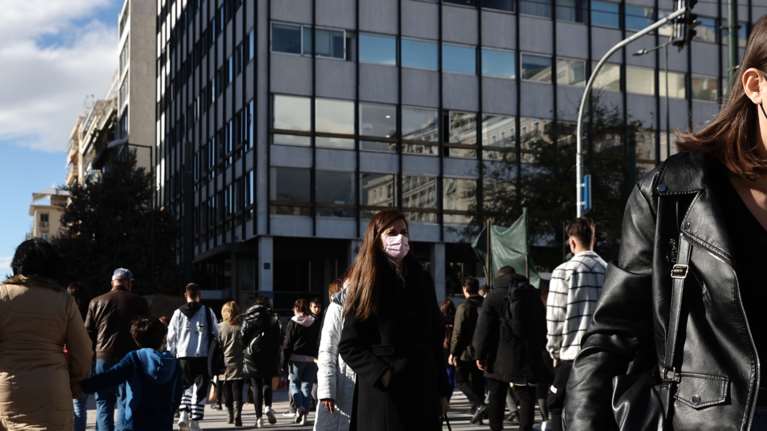 Φόβοι για εξάπλωση της μετάλλαξης Όμικρον στην Ελλάδα τα Χριστούγεννα - Ερχεται πέμπτο κύμα μετά τις γιορτές