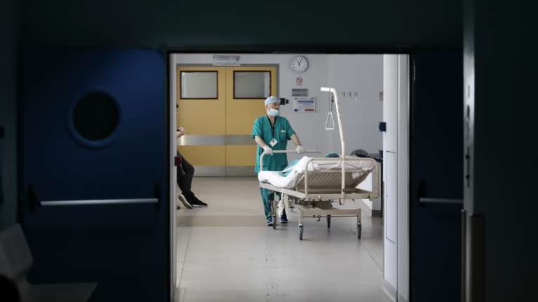 Καπραβέλος: Γονατίζουν τα νοσοκομεία στη Θεσσαλονίκη - Θα περιορίσουμε χειρουργεία