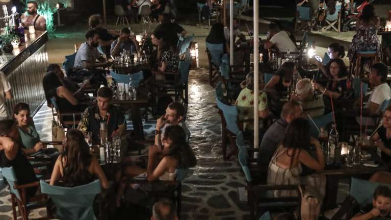 Οριστικό: Από το Σάββατο μουσική στην εστίαση και επέκταση κυκλοφορίας έως τη 01:30