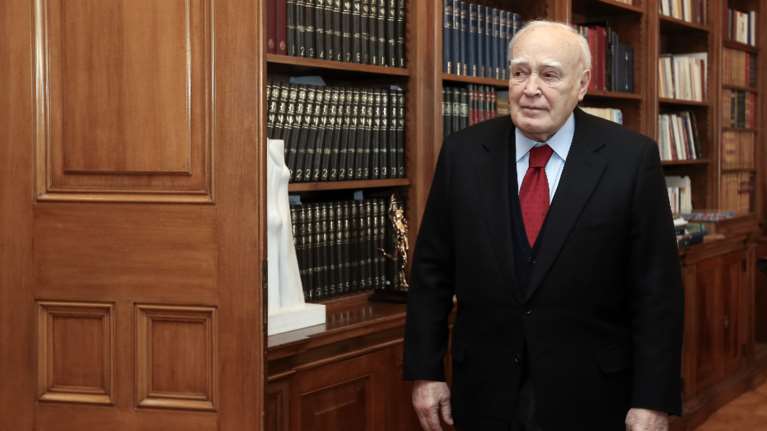 Κάρολος Παπούλιας: Με τιμές αρχηγού κράτους η κηδεία του - Τριήμερο δημόσιο πένθος