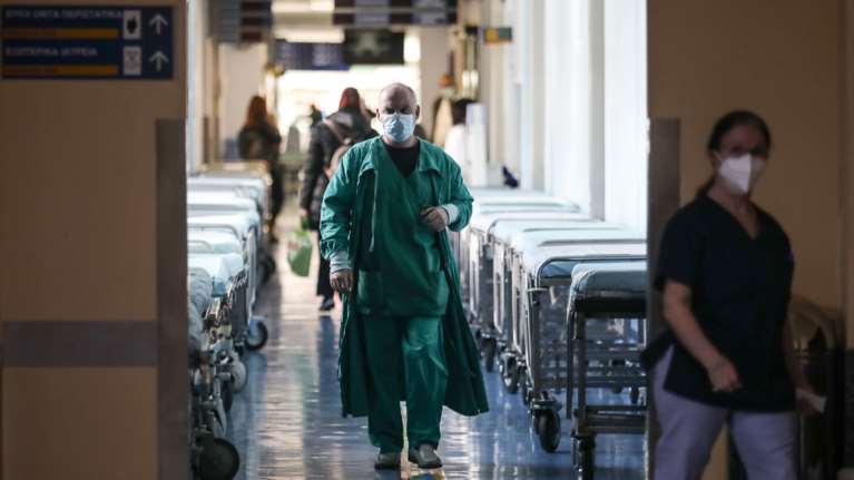 Βόλος: Πέθανε 49χρονος με κορονοϊό - Δεν ήθελε να πάει στο νοσοκομείο, ούτε να διασωληνωθεί