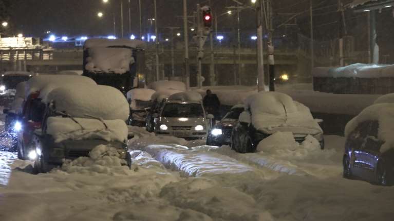 Συγκλονίζουν οι μαρτυρίες εγκλωβισμένων σε Αττική Οδό και Μεσογείων - &quot;Δεν περνάνε αυτά με μια συγγνώμη&quot; [βίντεο]