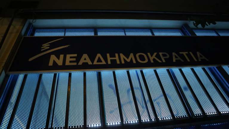 Γλυφάδα: Δύο συλλήψεις για απόπειρα φθοράς στα γραφεία της Νέας Δημοκρατίας