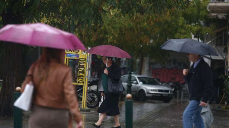Πέφτει και άλλο η θερμοκρασία - Πού θα σημειωθούν βροχές και καταιγίδες