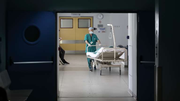 Ιπποκράτειο: Γέννησε με καισαρική η ανεμβολίαστη 26χρονη με κορονοϊό - Σε κρίσιμη κατάσταση βρέφος 4,5 μηνών