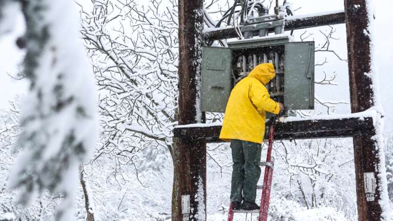 Σκρέκας: Λιγότερα από 1.000 τα νοικοκυριά που δεν έχουν ρεύμα ακόμη - Πιθανή η αποζημίωση στους πληγέντες