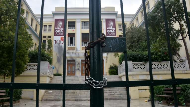 Ξυλοδαρμός στην ΑΣΟΕΕ: Τι είπε ο φοιτητής για την επίθεση - &quot;Εσύ δεν είσαι που θέλεις πανεπιστημιακή αστυνομία;&quot;