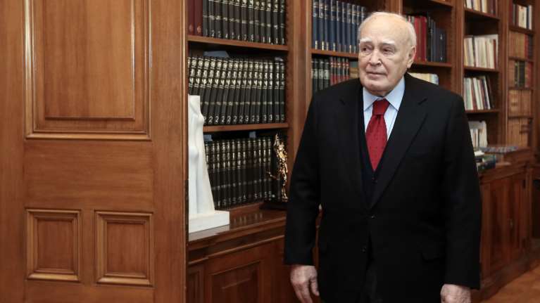 Σήμερα η εξόδιος ακολουθία του Κάρολου Παπούλια - Αύριο στα Ιωάννινα η κηδεία