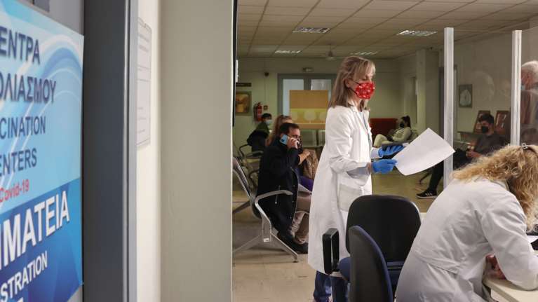 Τέταρτη δόση εμβολίου κορονοϊού: Μετά τους 60ρηδες η σειρά του γενικού πληθυσμού - Το χρονοδιάγραμμα