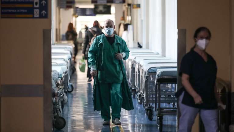 Τα νέα όπλα στη μάχη κατά του κορονοϊού: Μονοκλωνικά και χάπι Merck έρχονται μέσα στον Νοέμβριο