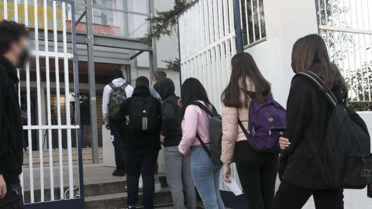 Πώς θα γίνει η επιστροφή στα σχολεία μετά το Πάσχα: Υποχρεωτική μάσκα, self test μόνο με συμπτώματα