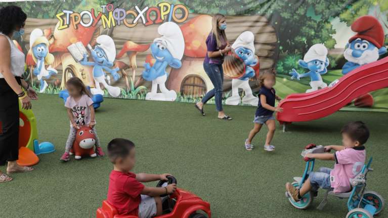 Στο στόχαστρο των λοιμωξιολόγων και τα παιδικά πάρτι - Μεγάλη η διασπορά στα παιδιά - Στο τραπέζι νέοι περιορισμοί