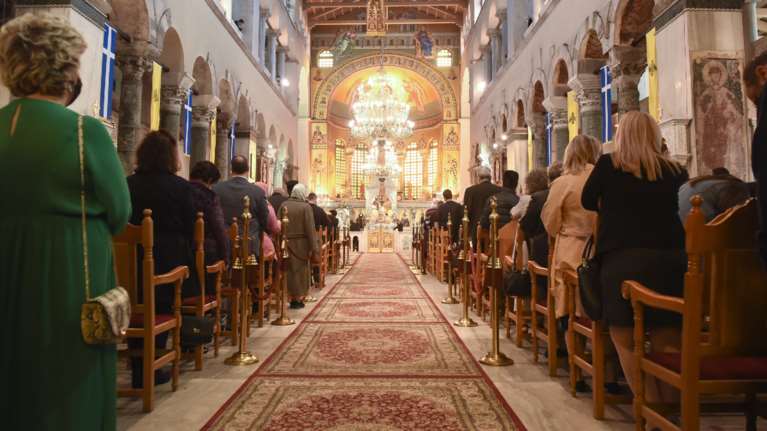 Γιατί εξαιρέθηκαν οι εκκλησίες από τα μέτρα για τα rapid test - Αντιδρούν οι ειδικοί - Τι απαντά η κυβέρνηση