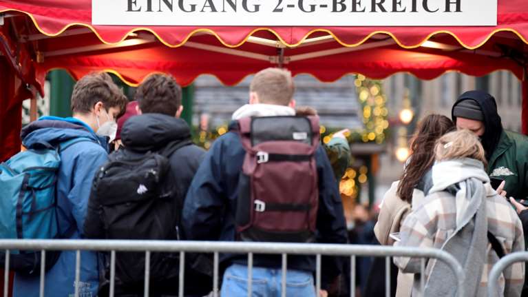 Μετάλλαξη Ομικρον: Ερχεται &quot;light lockdown&quot; στη Γερμανία - Περιορισμός επαφών ενόψει Χριστουγέννων