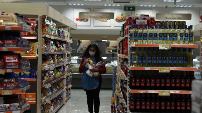 Αγωνία στην κυβέρνηση για την ακρίβεια: Παίρνουν &quot;φωτιά&quot; λογαριασμοί ρεύματος και σούπερ μάρκετ