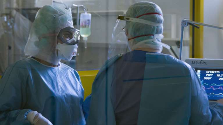 Κορονοϊός: Καλπάζει η πανδημία, με 6.393 νέα κρούσματα  - 43 θάνατοι, αύξηση στους διασωληνωμένους