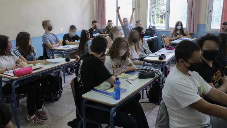 Στις 10 Ιανουαρίου το πρώτο κουδούνι μετά τις γιορτές: Πώς θα επιστρέψουν οι μαθητές στα σχολεία - Αναλυτικά όλα τα μέτρα
