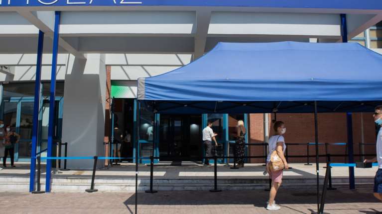 Βαλτώνουν οι εμβολιασμοί: Μόνο το 57% του πληθυσμού είναι εμβολιασμένο - &quot;Απέχουν&quot; οι νέοι - Τα ποσοστά ανά ηλικία