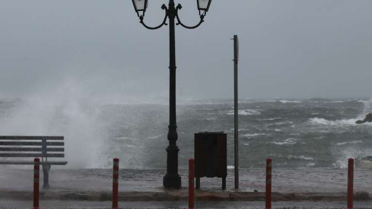 Ξεκίνησε η επέλαση της κακοκαιρίας &quot;Αθηνά&quot; με καταιγίδες και θυελλώδεις ανέμους - Σε ετοιμότητα ο κρατικός μηχανισμός