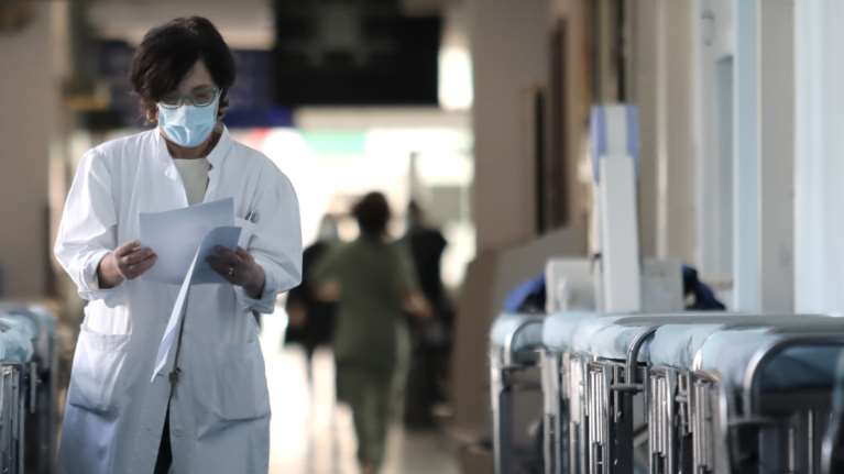 Τέλος οι ανεμβολίαστοι υγειονομικοί στα νοσοκομεία: Πώς θα καλυφθούν τα 6.000 κενά μετά τις αναστολές εργασίας