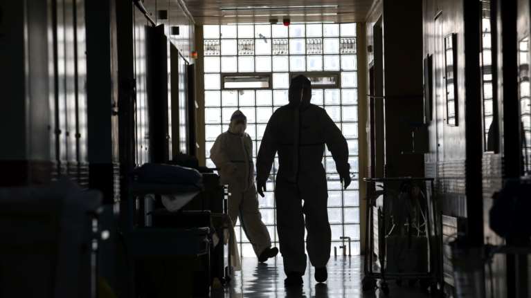 Καμπανάκι από Θεοδωρακοπούλου: Μην νομίζουν οι νέοι ότι θα γλιτώσουν από τη ΜΕΘ